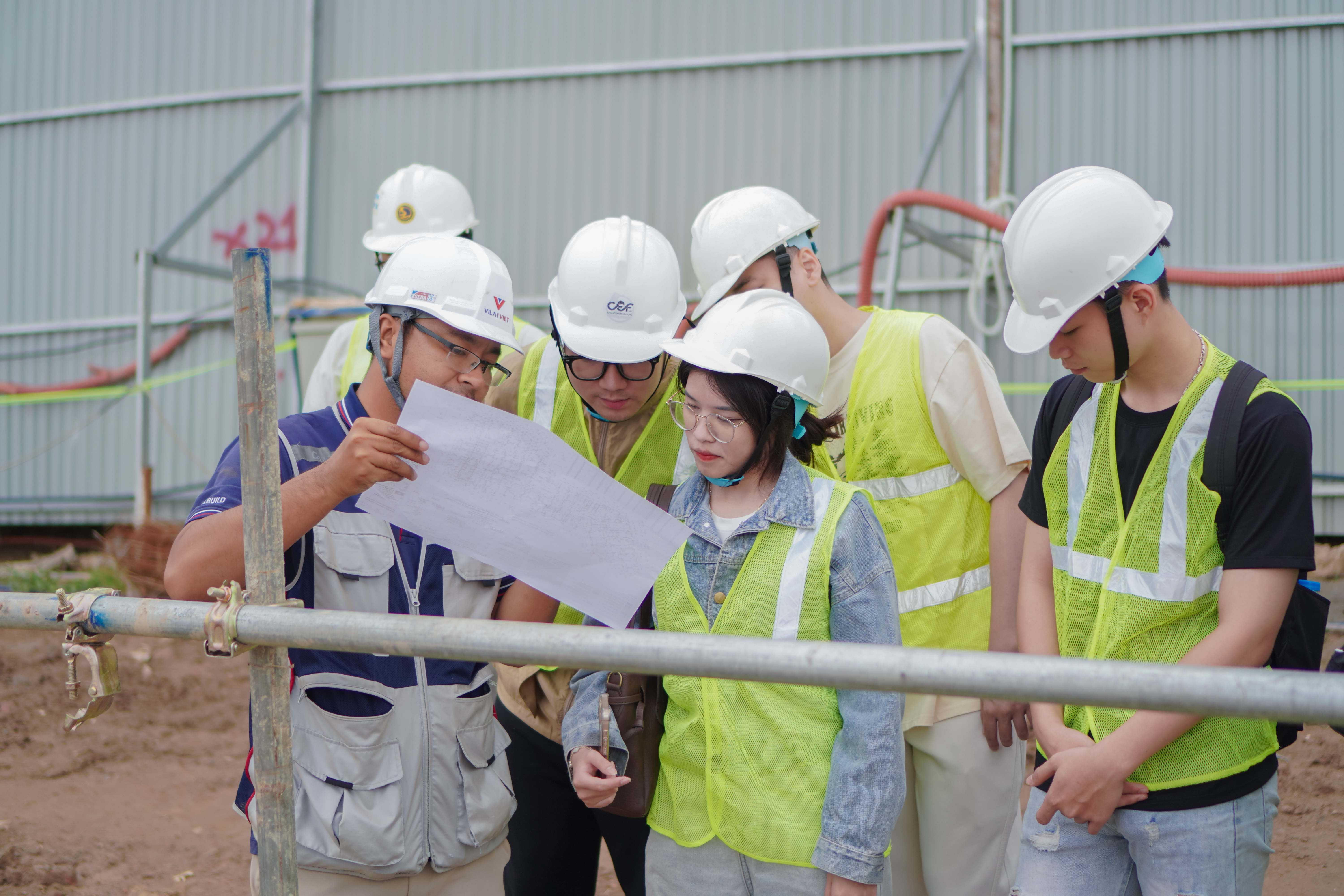 Vilai Viet's engineers shared valuable insights regarding the field.
