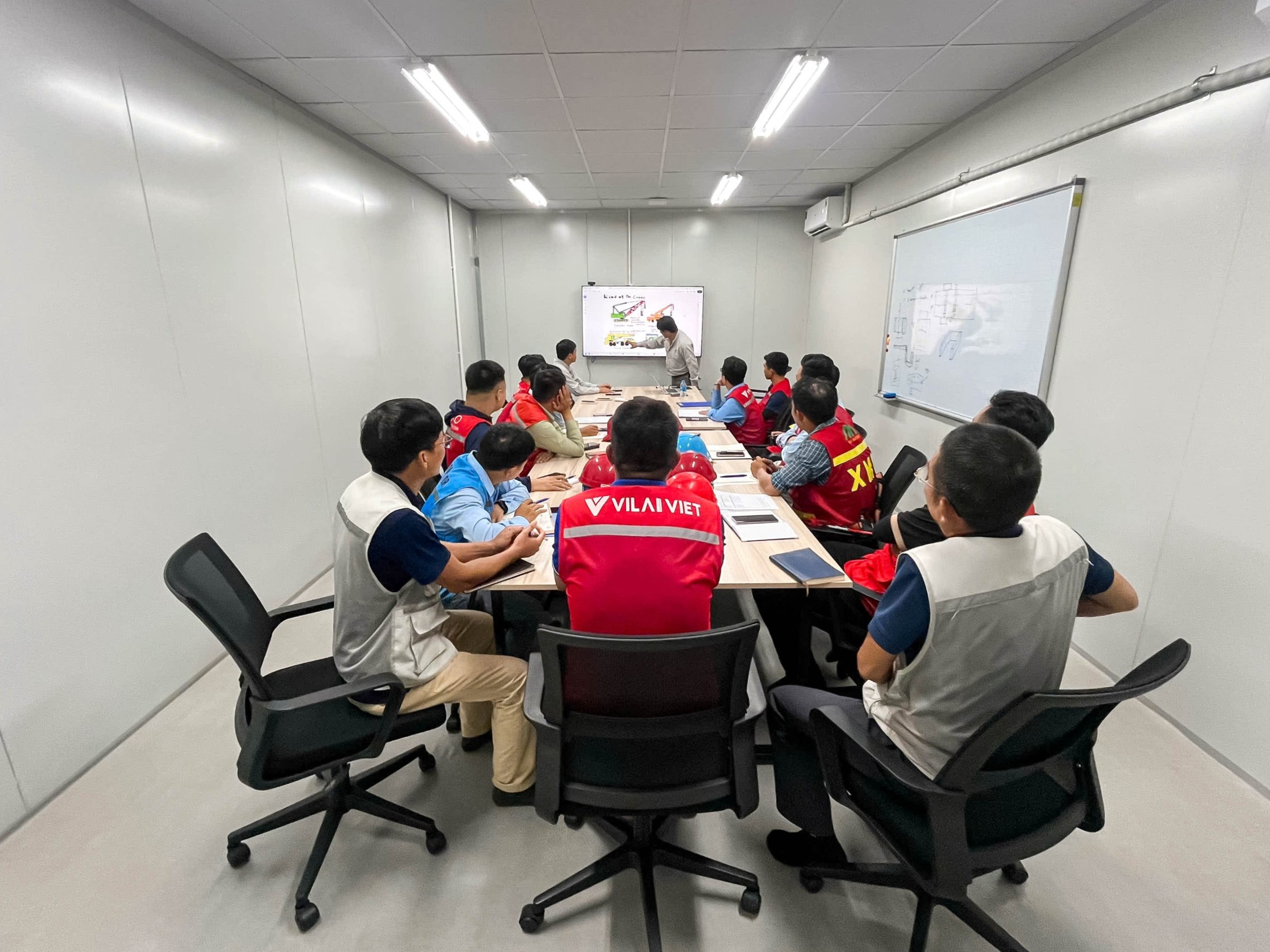 Safety Director of Takenaka Asia Region organized a training session on site with Vilai Viet.